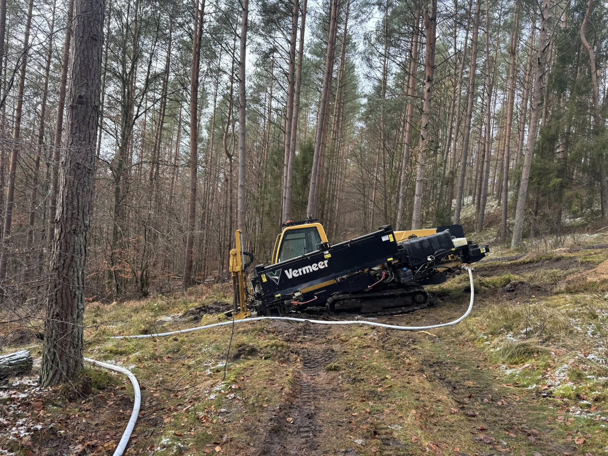 Wiertnica podczas przewiertu w lesie